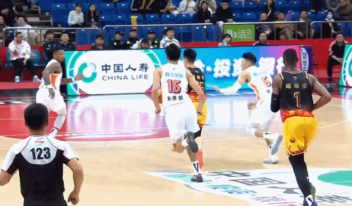 逆天！江苏主场险些完成23分大逆转 大外援贾尔斯乌龙补篮送分太致命