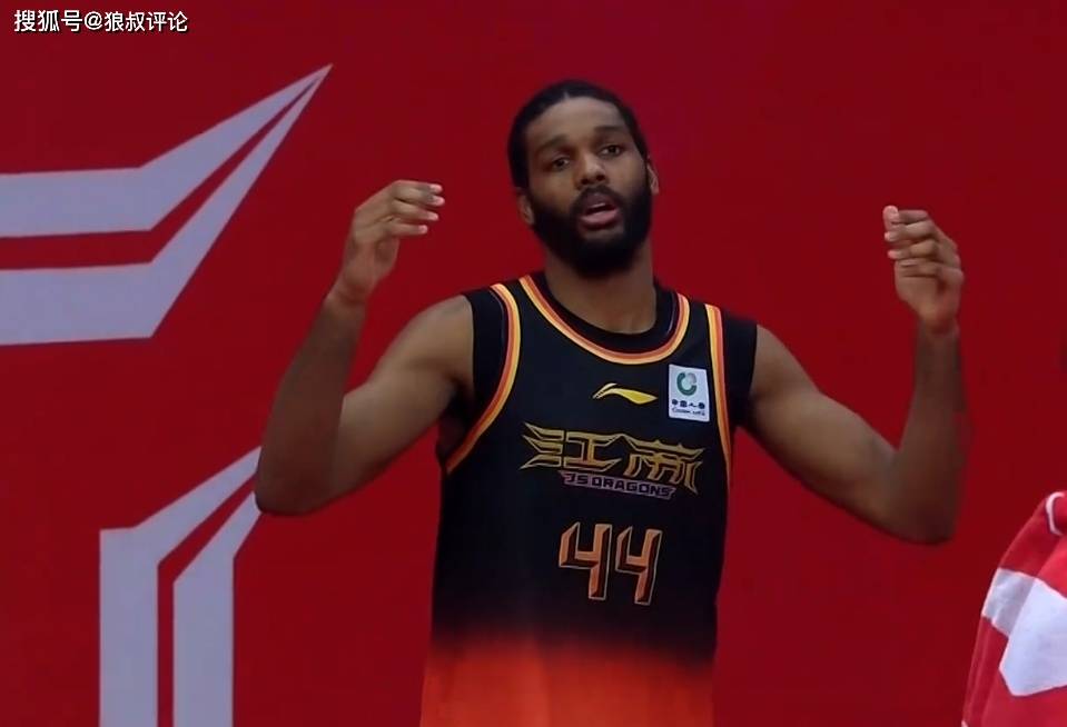 逆天！江苏主场险些完成23分大逆转 大外援贾尔斯乌龙补篮送分太致命